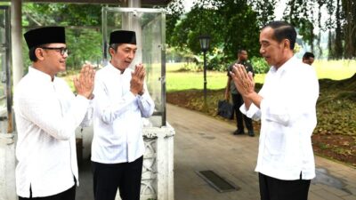 Presiden Joko Widodo menyaksikan pembagian bantuan paket sembako untuk masyarakat di sekitar Kompleks Istana Kepresidenan Bogor, Jawa Barat, Sabtu (6/4/2024).(Dok. Biro Pers Sekretariat Presiden)