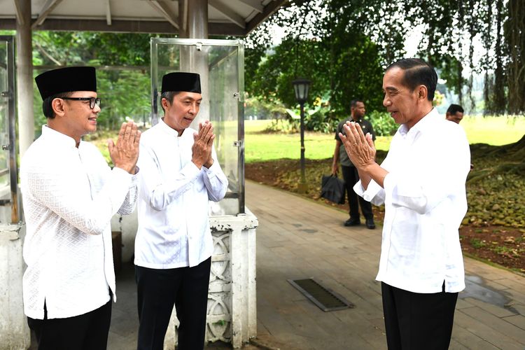 Presiden Joko Widodo menyaksikan pembagian bantuan paket sembako untuk masyarakat di sekitar Kompleks Istana Kepresidenan Bogor, Jawa Barat, Sabtu (6/4/2024).(Dok. Biro Pers Sekretariat Presiden)