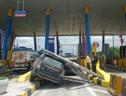 Dua Mobil Remuk Tertimpa Tiang di Gerbang Tol Tebingtinggi