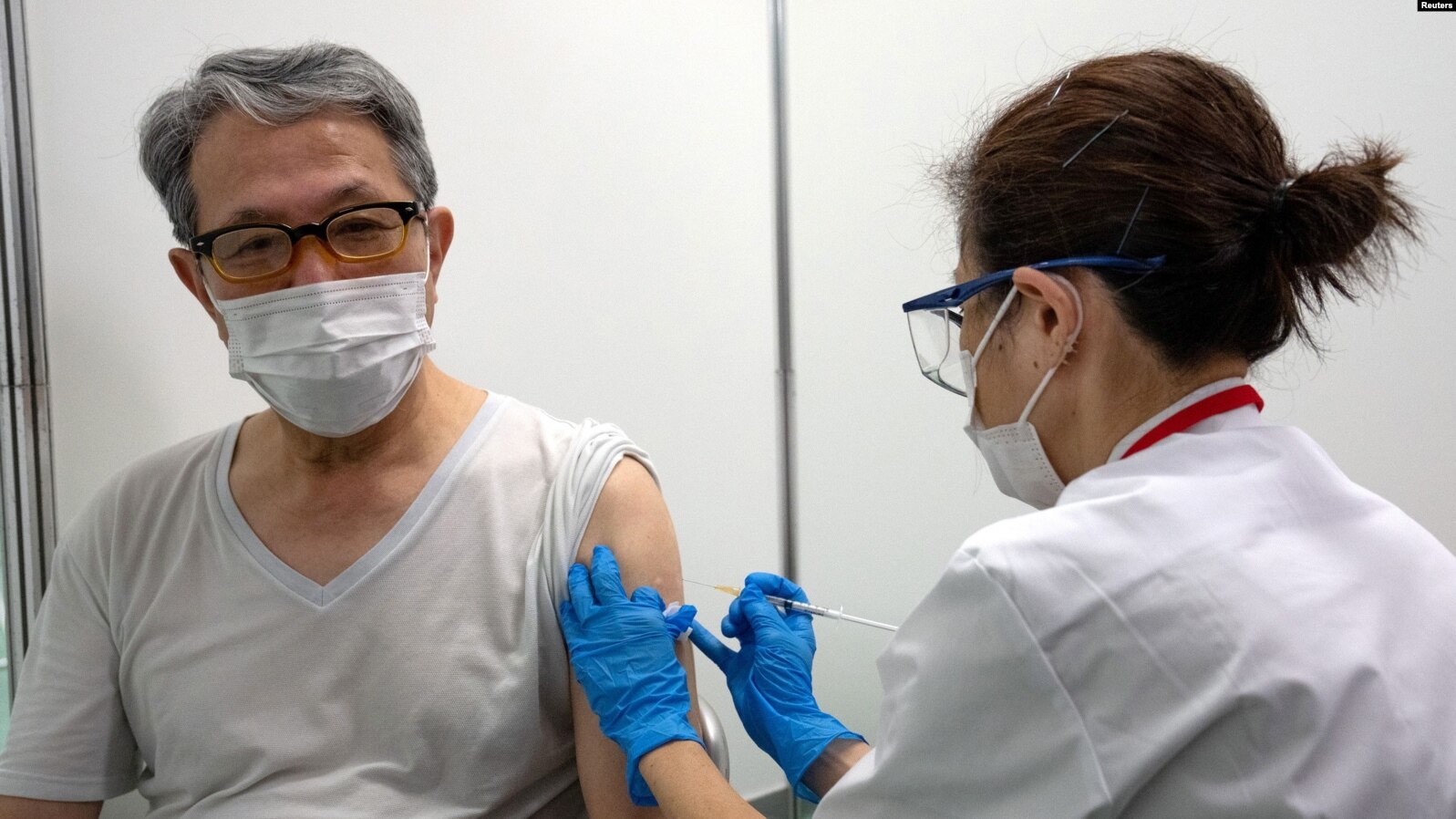 Seorang pria lansia menerima suntikan vaksin COVID-19 di Tokyo, Jepang (24/5/2021).