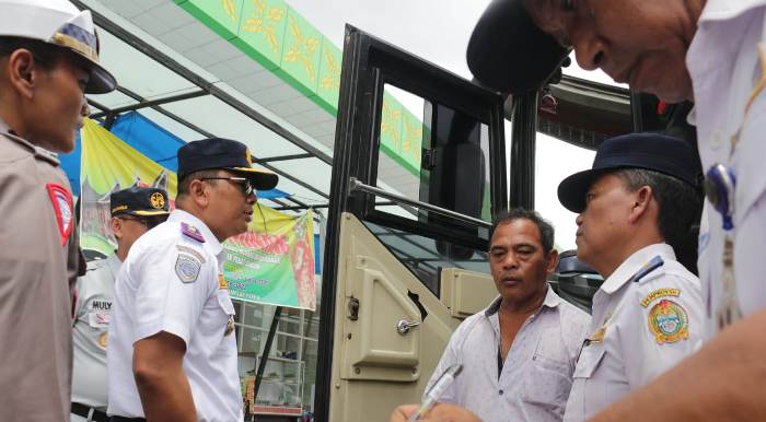 Kadishub Sumut Agustinus Panjaitan saat turun langsung melakukan pengecekan tes urine terhadap sopir angkutan di Terminal Pinang Baris, Selasa (2/4/2024).