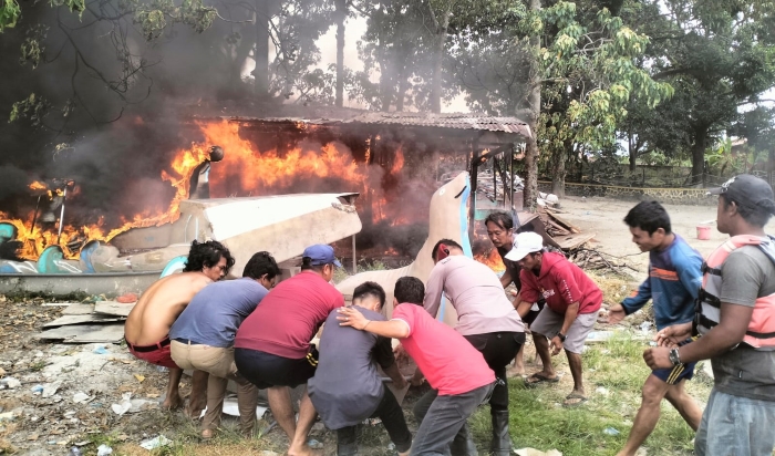 Sebuah bangunan yang selama ini dijadikan gudang terbakar di areal parkiran Pantai Pasir Putih Parbaba, Desa Huta Bolon, Kecamatan Pangururan, Kabupaten Samosir.