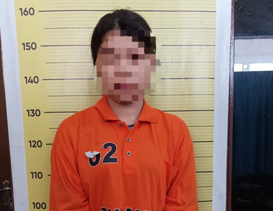 RSM (20), wanita yang kedapatan membawa lima butir ekstasi setelah diamankan petugas Polres Taput.
