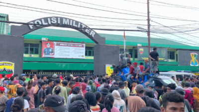 Seratusan warga Kecamatan Pancurbatu, Kabupaten Deliserdang menggeruduk markas Detasemen Polisi Militer (Denpom) I/5 Medan di Jalan Letjend Suprapto, Kota Medan, Selasa (16/4/2024) sore.