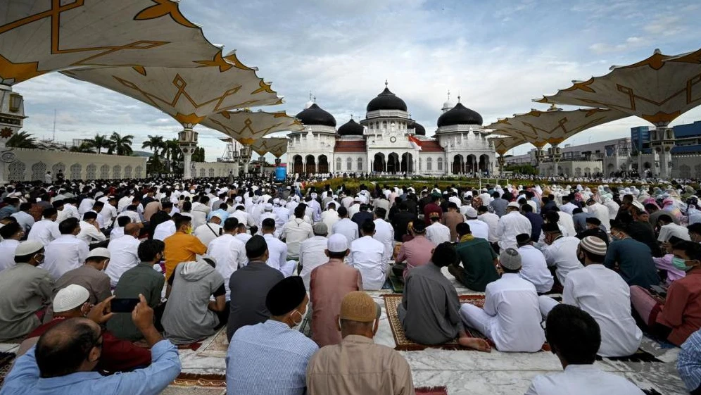 Umat muslim saat melaksanakan salat Idul Fitri di Masjid Raya Aceh