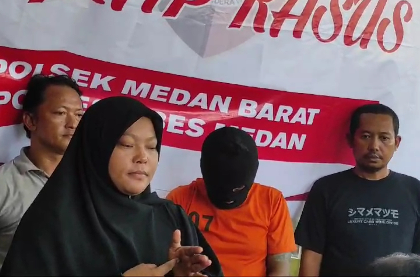 Tersangka pembunuhan sadis Ridwan Nasution alias Rido saat berada di Polsek Medan Barat, Jumat (26/4/2024). Pelaku membunuh teman kencannya bernama Melani Sitompul karena dipengaruhi narkoba dan rasa cemburu.