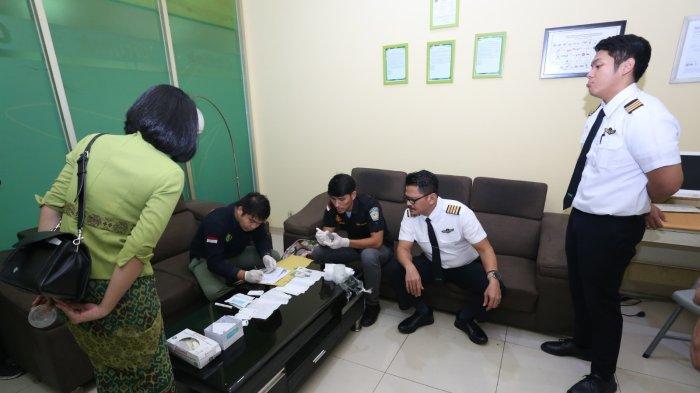 Petugas gabungan Polda Sumut melakukan tes urine terhadap pilot dan awak maskapai udara di Bandara Kualanamu.