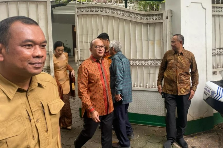 Rosan Roeslani, Ketua Tim Kampanye Nasional (TKN) Prabowo Subianto-Gibran Rakabuming Raka dua kali menyambangi kediaman Ketua Umum PDI Perjuangan, Megawati Soekarnoputri.