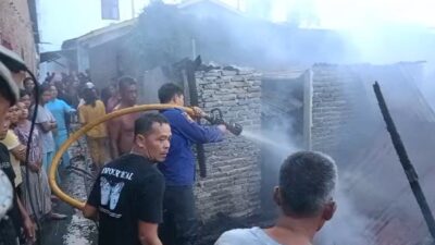 Sebanyak enam unit rumah kontrakan di Jalan Putri Malu, Lingkungan VIII, Kelurahan Semula Jadi, Kecamatan Datuk Bandar Timur, Kota Tanjungbalai ludes terbakar, Selasa (16/4/2024) pagi.