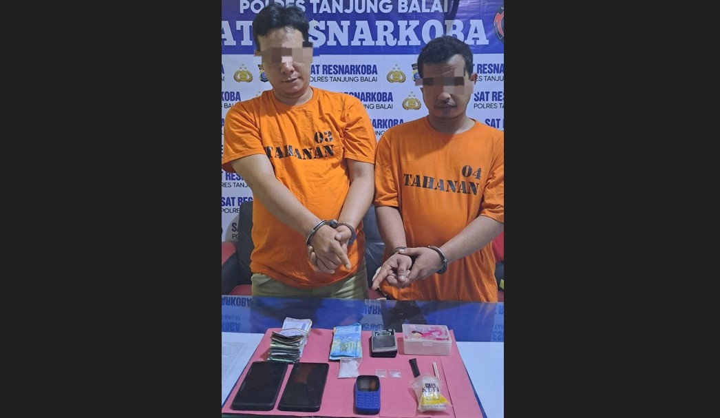 Dua terduga bandar sabu, Faisal dan Fauzi ditangkap saat transaksi di gudang ikan Kota Tanjungbalai.