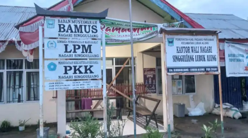 Kondisi Kantor Wali Nagari Singguliang di Kecamatan Lubuk Alung, Kabupaten Padang Pariaman, yang disegel warga, Selasa (23/4/2024). [foto: Ist]