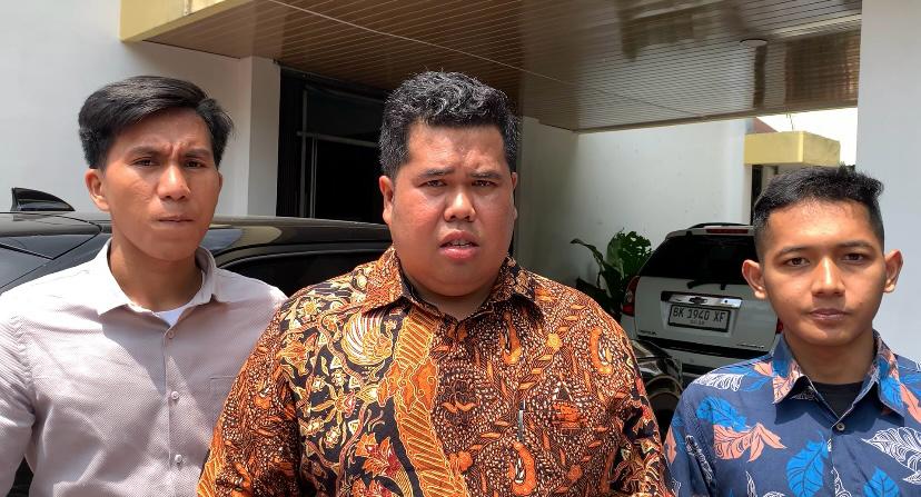 Munawir Hasibuan (tengah), kuasa hukum pemohon saat memberikan keterangan terkait sengketa informasi dugaan temuan mayat di UNPRI.