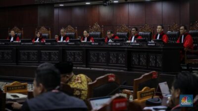 Hakim Mahkamah konstitusi saat sidang perdana sengketa hasil Pemilihan Presiden (Pilpres) 2024 di Gedung Mahkamah Konstitusi (MK), Jakarta, Rabu (27/3/2024). (CNBC Indonesia/Faisal Rahman)