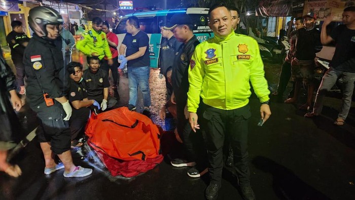 Penanganan laka lantas mengakibatkan pejalan kaki tewas tertabrak mobil di Malang. (Foto: Istimewa/dok Polresta Malang Kota)