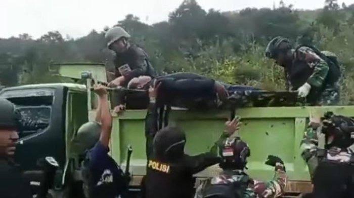 TANGKAPAN LAYAR - Sejumlah anggota TNI saat mengevakuasi jenazah Danramil Aradide, Letda Inf Oktovianus Sogalrey yang ditempat hingga gugur oleh TPNPB-OPM di Paniai, Papua Tengah. | Danramil 1703/04 Aradide, Letda Inf Oktovianus Sogarlay gugur usai ditembak oleh orang OPM. Semasa hidup ia dikenal sebagai sosok pengayom masyarakat. 