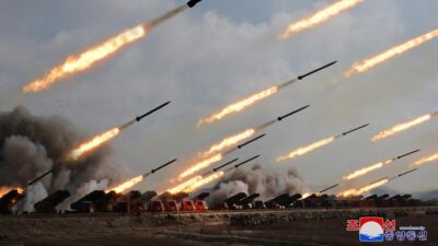 Korut terus melakukan latihan penembakan artileri. Terbaru latihan disaksikan langsung Kim Jong Un Senin, dengan nama "serangan balik nuklir". (via REUTERS/KCNA)