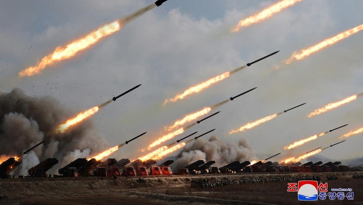 Korut terus melakukan latihan penembakan artileri. Terbaru latihan disaksikan langsung Kim Jong Un Senin, dengan nama "serangan balik nuklir". (via REUTERS/KCNA)