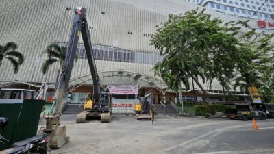 Alat berat milik Pemko Medan bersiaga untuk merogohkan bangunan Mal Centre Point yang masih menunggak pajak Rp 250 miliar, Rabu (29/5/2024).