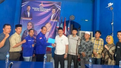 Drs Ahmad Sulhan Sitompul MAP menyerahkan berkas pencalonan yang diterima Sekretaris Partai Demokrat Kota Sibolga, Sutrisno. (Ist)