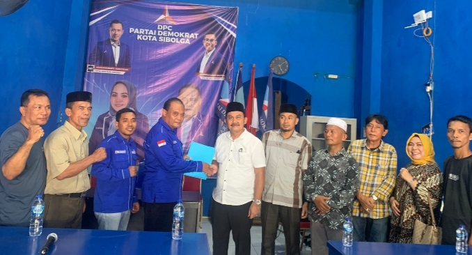 Drs Ahmad Sulhan Sitompul MAP menyerahkan berkas pencalonan yang diterima Sekretaris Partai Demokrat Kota Sibolga, Sutrisno. (Ist)