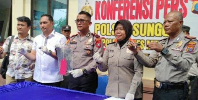 Kapolsek Sunggal, Kompol Bambang G Hutabarat (tengah) menunjukan bb sabu.(ist)