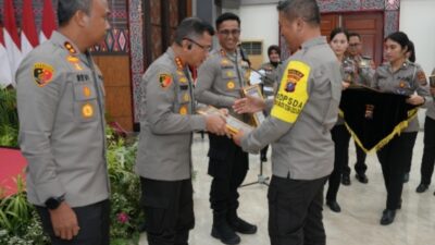 Kapolrestabes Medan, Kombes Pol Teddy JS Marbun terima penghargaan dari Kapoldasu Irjen Pol Agung Setya Imam Effendi.(Ist)