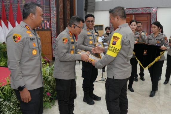 Kapolrestabes Medan, Kombes Pol Teddy JS Marbun terima penghargaan dari Kapoldasu Irjen Pol Agung Setya Imam Effendi.(Ist)