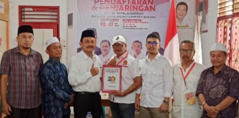 Drs H Ahmad Sulhan Sitompul MAP menyerahkan berkas pencalonan yang diterima Andika Pribadi Waruwu SH.(ist)