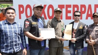 DPC GRIB Jaya Medan menyerahkan bantuan korban bencana alam.(Ist)