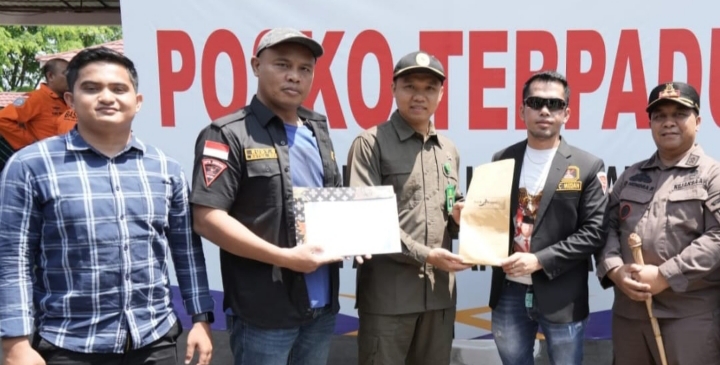 DPC GRIB Jaya Medan menyerahkan bantuan korban bencana alam.(Ist)