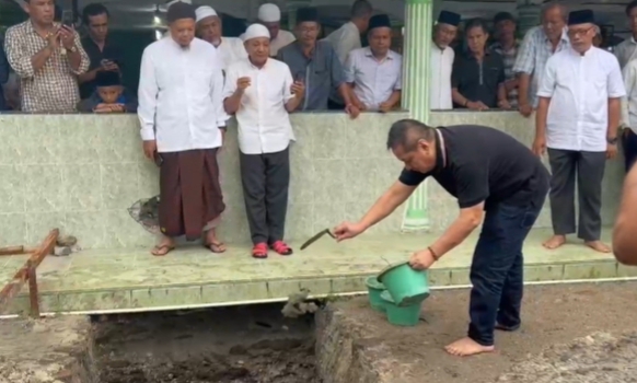 H Zaidan Indra Jaya menuangkan coran semen ke pondasi pembangunan Masjid Salman.(keisa)