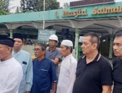 Ketua panitia pembangunan masjid, H Sahrial Saragih, didampingi Ketua BKM Masjid Salman Abdul Wahid Siregar, dan H Zaidan Indra Jaya poto bersama.(keisa)