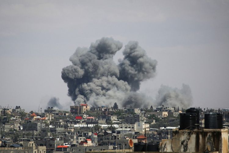 Foto yang diambil pada 6 Mei 2024 menunjukkan asap mengepul menyusul pengeboman di timur Rafah di Jalur Gaza selatan, di tengah konflik yang sedang berlangsung antara Israel dan gerakan Hamas Palestina. Kepala kebijakan luar negeri Uni Eropa Josep Borell pada tanggal 6 Mei mengutuk perintah Israel agar warga Palestina yang tinggal di Rafah timur meninggalkan kota Gaza menjelang serangan darat yang diperkirakan akan terjadi. (AFP)