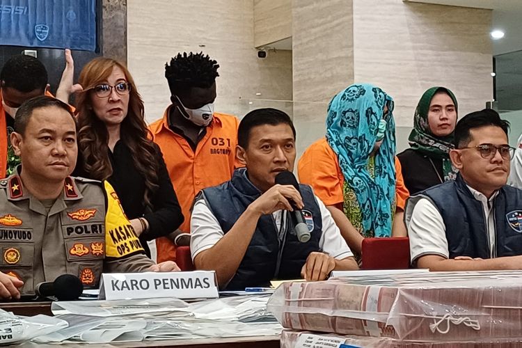 Direktur Tindak Pidana Siber Bareskrim Polri Brigjen Himawan Bayu Aji dalam konferensi pers di Mabes Polri, Jakarta, Selasa (7/4/2024).(KOMPAS.com/Rahel)