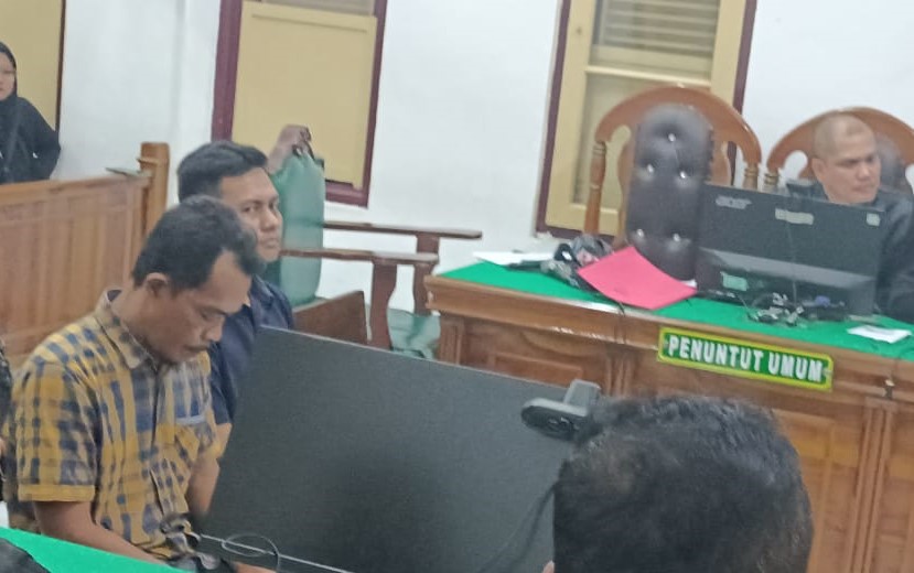 Dua dari tiga terdakwa anggota PPK Medan Timur yang melakukan penggelembungan suara PKB (Partai Kebangkitan Bangsa) dituntut satu tahun penjara oleh jaksa di PN Medan, Jumat (17/5/2024).(Opung)