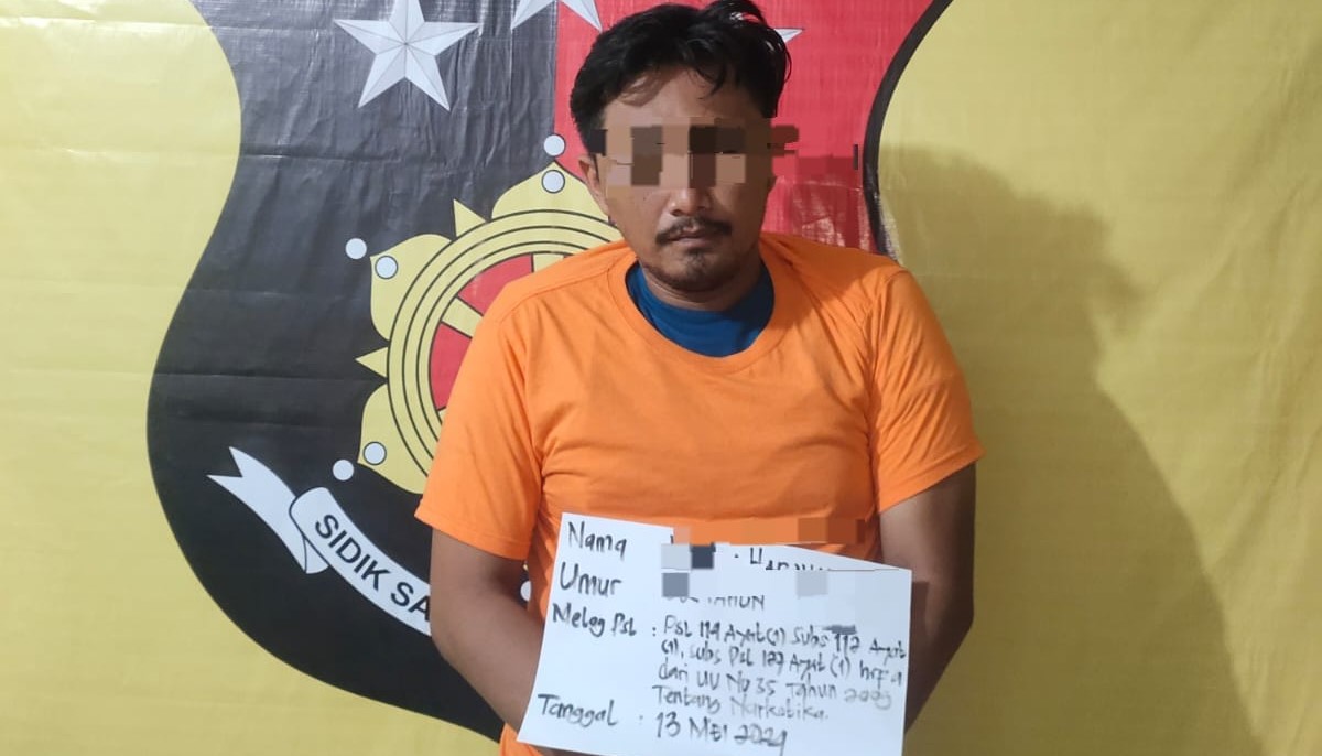 RWH alias Nanda (32), pengguna narkoba yang ditangkap petugas Unit Reskrim Polsek Panai Tengah saat mengonsumsi sabu di ruang kelas madrasah yang ada di Dusun IX Desa Sei Pinang, Kecamatan Panai Tengah, Kabupaten Labuhanbatu.