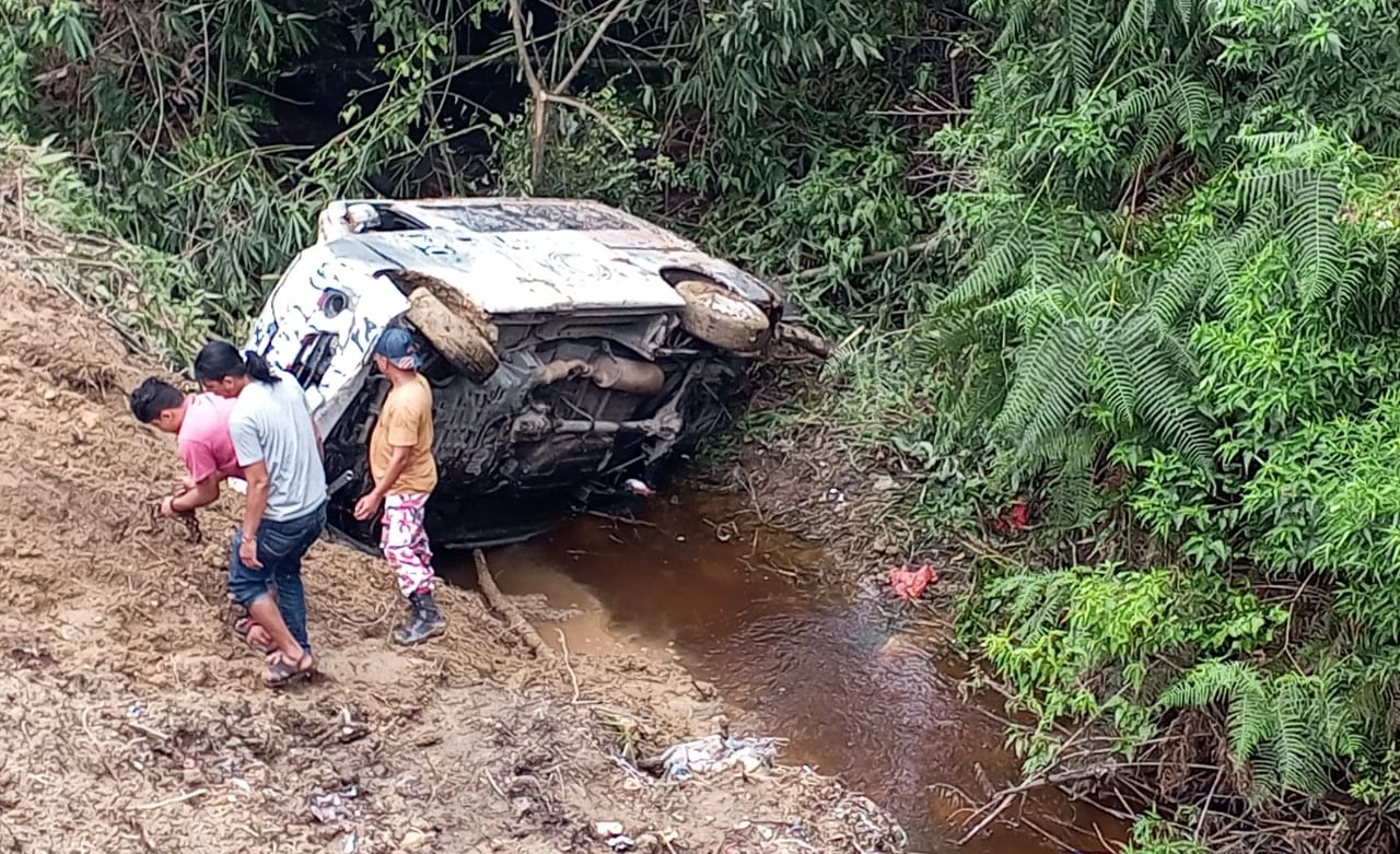 Mobil ambulans yang membawa jenazah bocah berusia empat tahun terjun ke jurang di Hariara Pintu, Kecamatan Harian, Kabupaten Samosir.