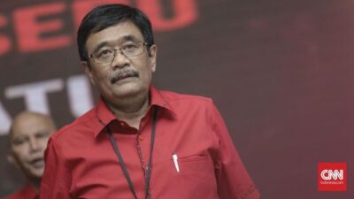 Ketua DPP PDIP Djarot Saiful Hidayat mengaku partainya tak akan mengintervensi proses hukum di KPK. (CNN Indonesia/Bisma Septalisma)