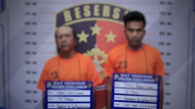 Dua dari tiga tersangka komplotan maling besi Perumahan Raya Bersama Maju di Kelurahan Sondi Raya, Kecamatan Raya, Kabupaten Simalungun ditangkap polisi.