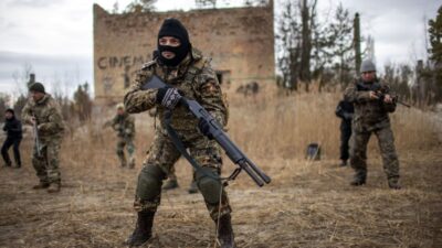 Anggota Pasukan Pertahanan Teritorial Ukraina berpartisipasi dalam latihan di bekas pabrik aspal di pinggiran Kyiv, Ukraina, Sabtu (19/2/2022)./Bloomberg-Ethan Swope