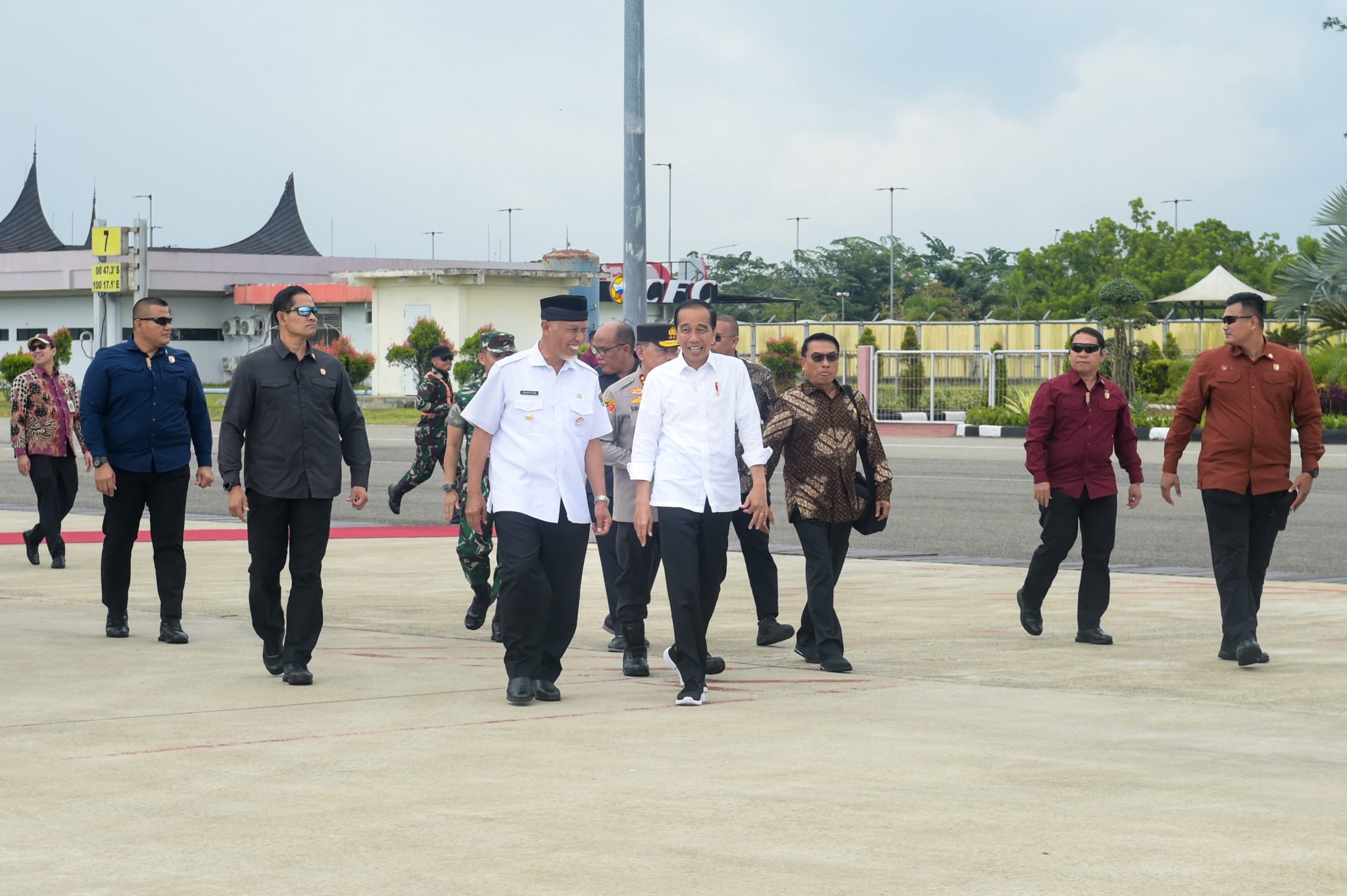 Presiden Jokowi tiba di Bandara Internasional Minangkabau, Kabupaten Padang Pariaman, Rabu (25/10/2023), disambut oleh Gubernur Sumatra Barat Mahyeldi Ansharullah. (Foto: BPMI Setpres/Rusman)
