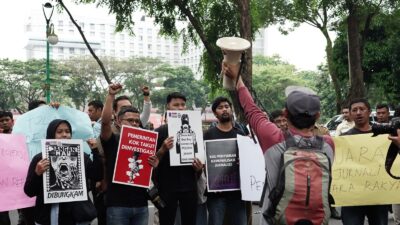 Sejumlah jurnalis di Kota Medan yang tergabung dalam Jurnalis Anti Pembungkaman saat melakukan aksi penolaan RUU Penyiaran di depan gedung DPRD Sumut, Selasa (21/5/2024).(PFI/Saddam Husein/PFI Medan)