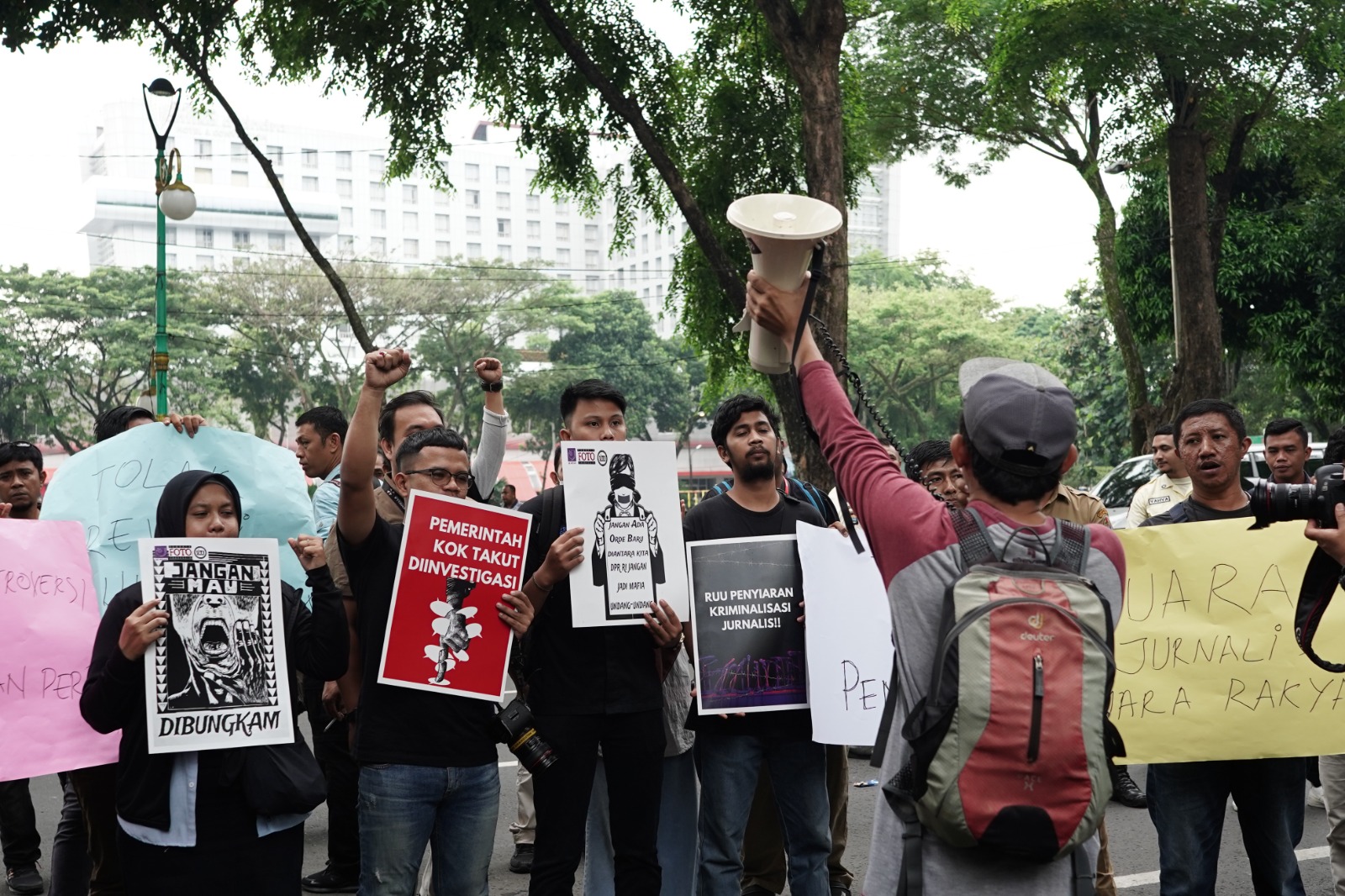 Sejumlah jurnalis di Kota Medan yang tergabung dalam Jurnalis Anti Pembungkaman saat melakukan aksi penolaan RUU Penyiaran di depan gedung DPRD Sumut, Selasa (21/5/2024).(PFI/Saddam Husein/PFI Medan)