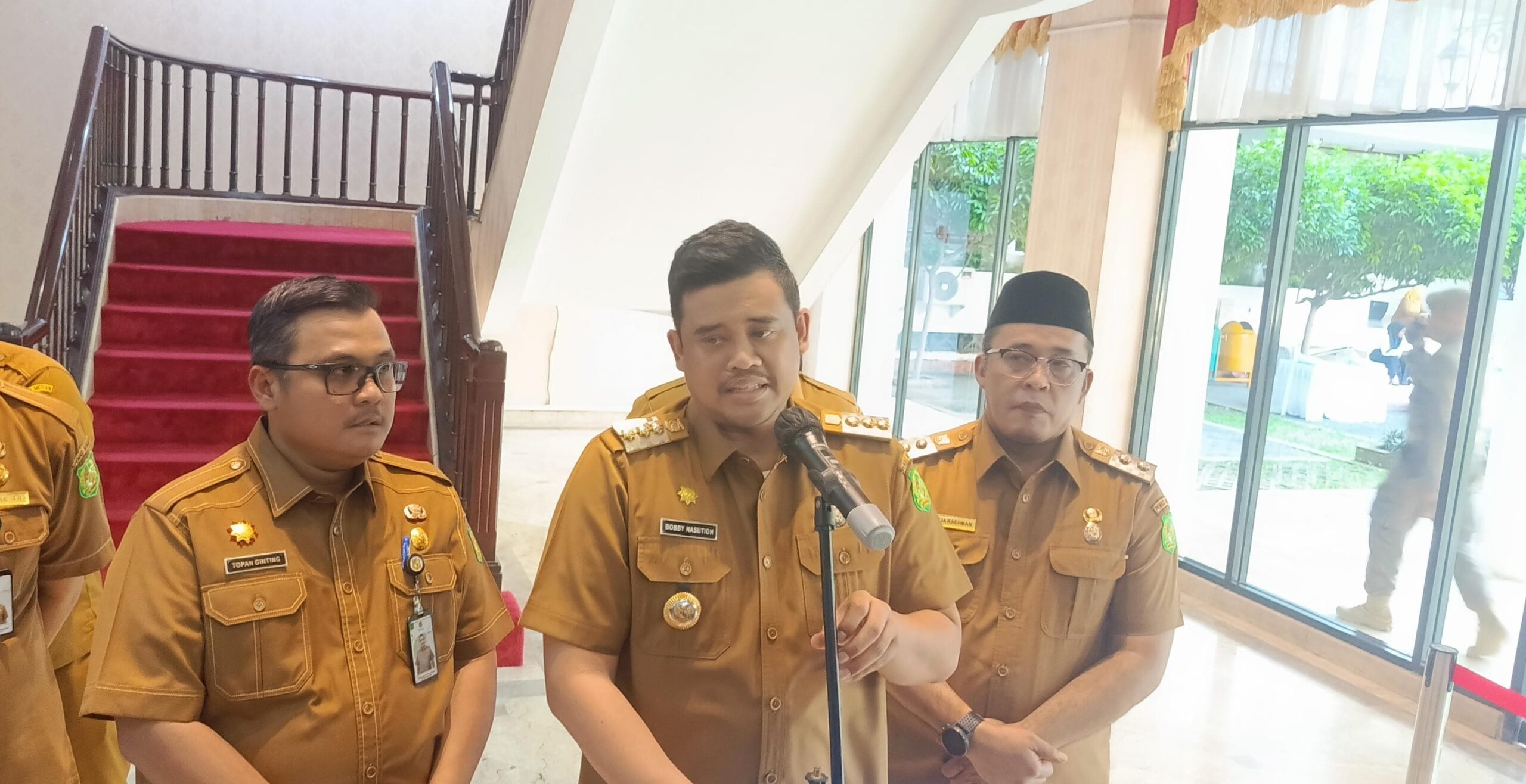 Wali Kota Medan Bobby Nasution membantah adanya uang miliaran hilang di rumah dinas, Senin (27/5/2024). Ia mengatakan yang hilang hanyalah sembako.(Rio Bramasta)