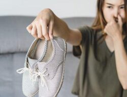 Cara Menghilangkan Bau pada Sepatu