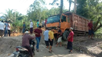 Jalan lintas yang menghubungkan wilayah Kabupaten Pakpak Bharat, Sumatra Utara dengan Kota Subulussalam, Aceh lumpuh total, Rabu (1/5/2024). Satu unit truk terjebak di lokasi longsor.