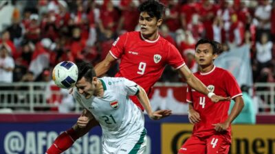 Pemain Irak U-23, Zaid Ismail (kiri) berusaha menghalau bola dari ancaman pemain Timnas Indonesia U-23, Ramadhan Sananta pada laga perebutan tempat ketiga Piala Asia U-23 2024 di Abdullah bin Khalifa Stadium, Doha, Qatar, Kamis (2/5/2024). (AFP/Karim Jaafar)