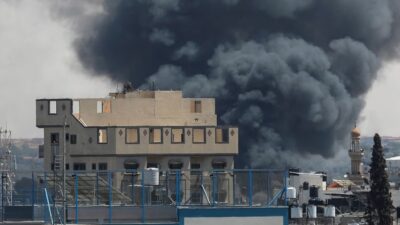 Asap mengepul saat pasukan Israel melancarkan operasi darat dan udara di bagian timur Rafah, di tengah konflik yang sedang berlangsung antara Israel dan Hamas, di Rafah, selatan Jalur Gaza, 7 Mei 2024. (REUTERS/Hatem Khaled)