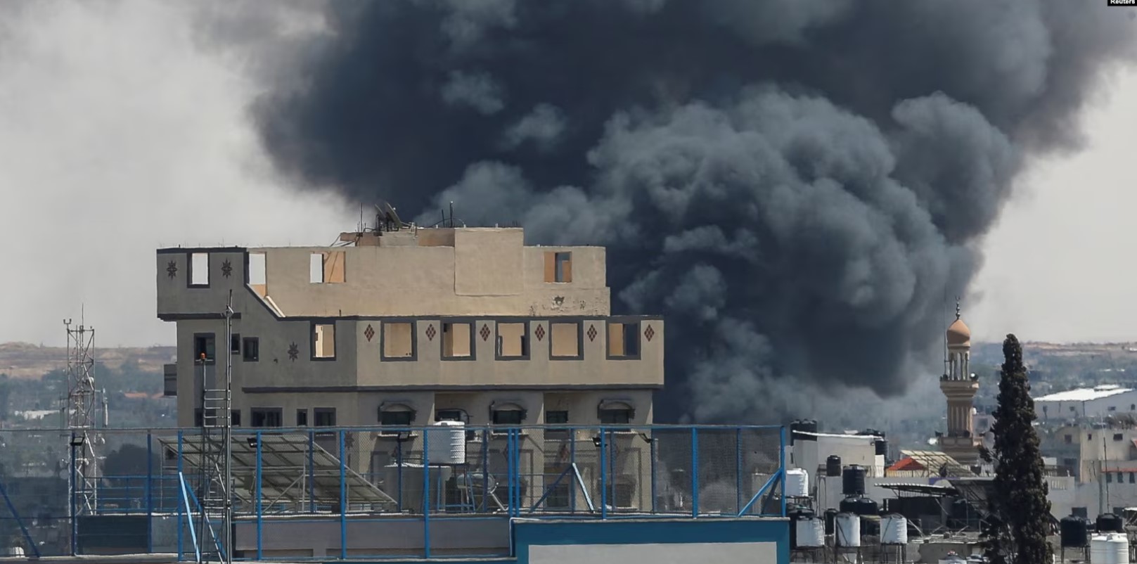 Asap mengepul saat pasukan Israel melancarkan operasi darat dan udara di bagian timur Rafah, di tengah konflik yang sedang berlangsung antara Israel dan Hamas, di Rafah, selatan Jalur Gaza, 7 Mei 2024. (REUTERS/Hatem Khaled)