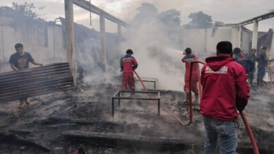 Cafe Happy yang ada di Desa Ompu Raja Hatulian, Kecamatan Laguboti, Kabupaten Toba, Sumatra Utara terbakar, Rabu (22/5/2024) pagi.